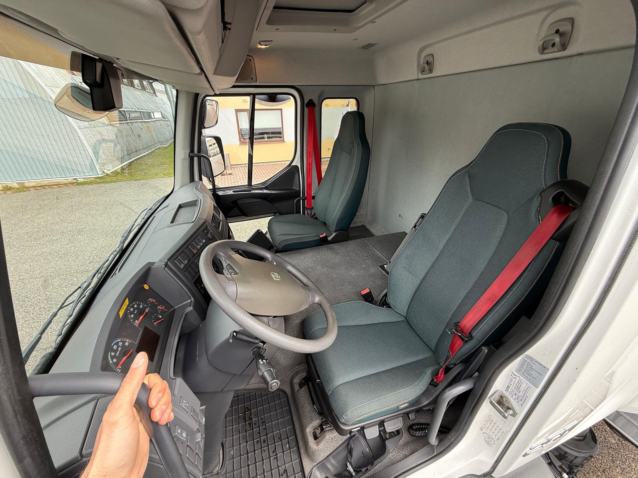 VOLVO FL250 - Kravas automašīna ar slēgto virsbūvi: foto 5 VOLVO FL250 - Kravas automašīna ar slēgto virsbūvi: foto 5