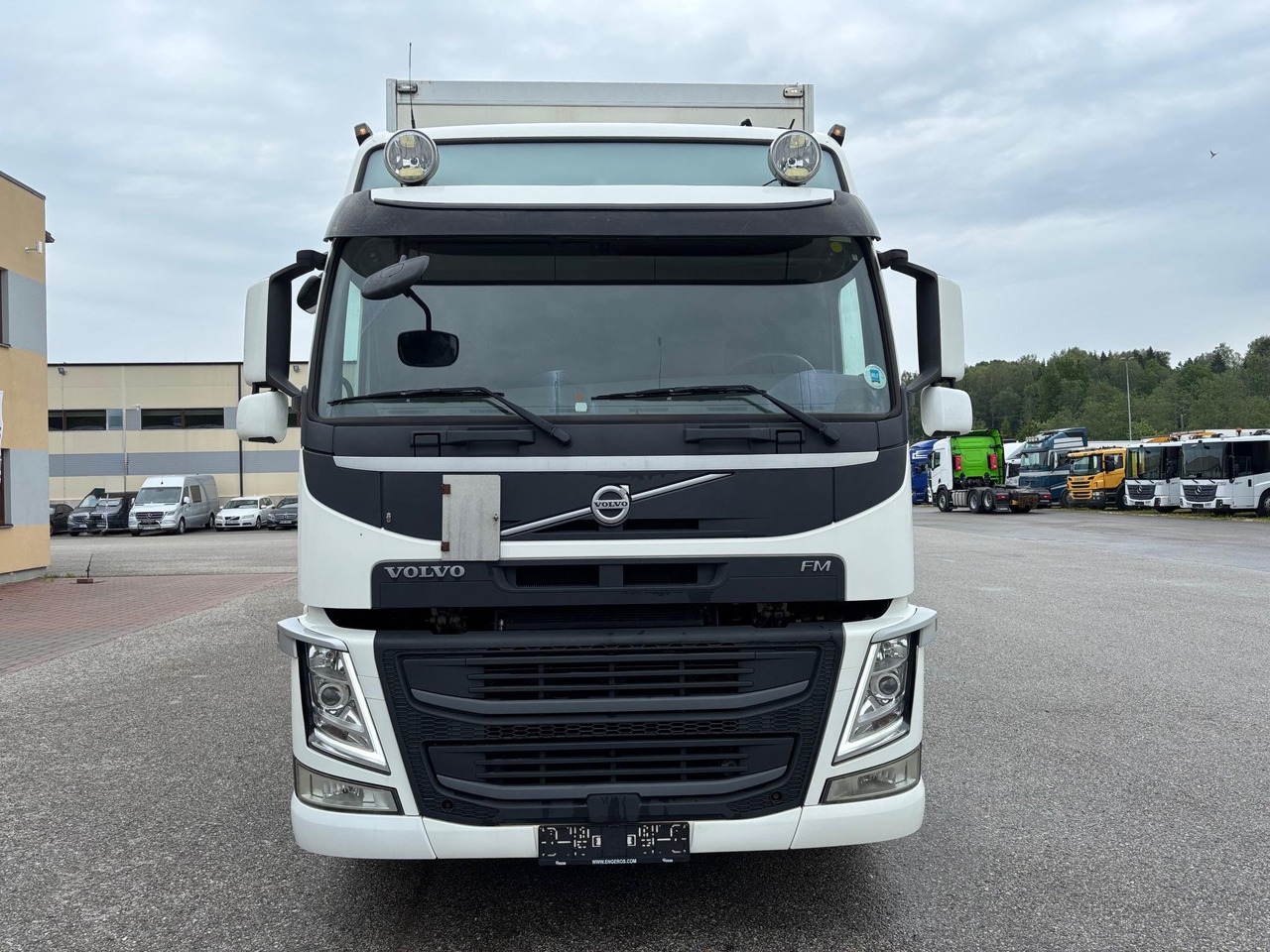 VOLVO FM330 - Kravas automašīna ar slēgto virsbūvi: foto 2 VOLVO FM330 - Kravas automašīna ar slēgto virsbūvi: foto 2