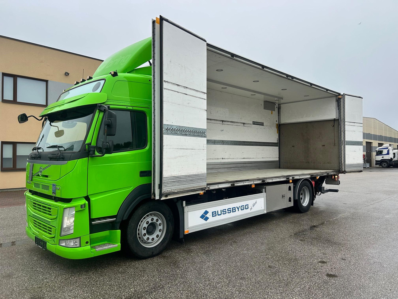 VOLVO FM330 - Kravas automašīna ar slēgto virsbūvi: foto 3 VOLVO FM330 - Kravas automašīna ar slēgto virsbūvi: foto 3
