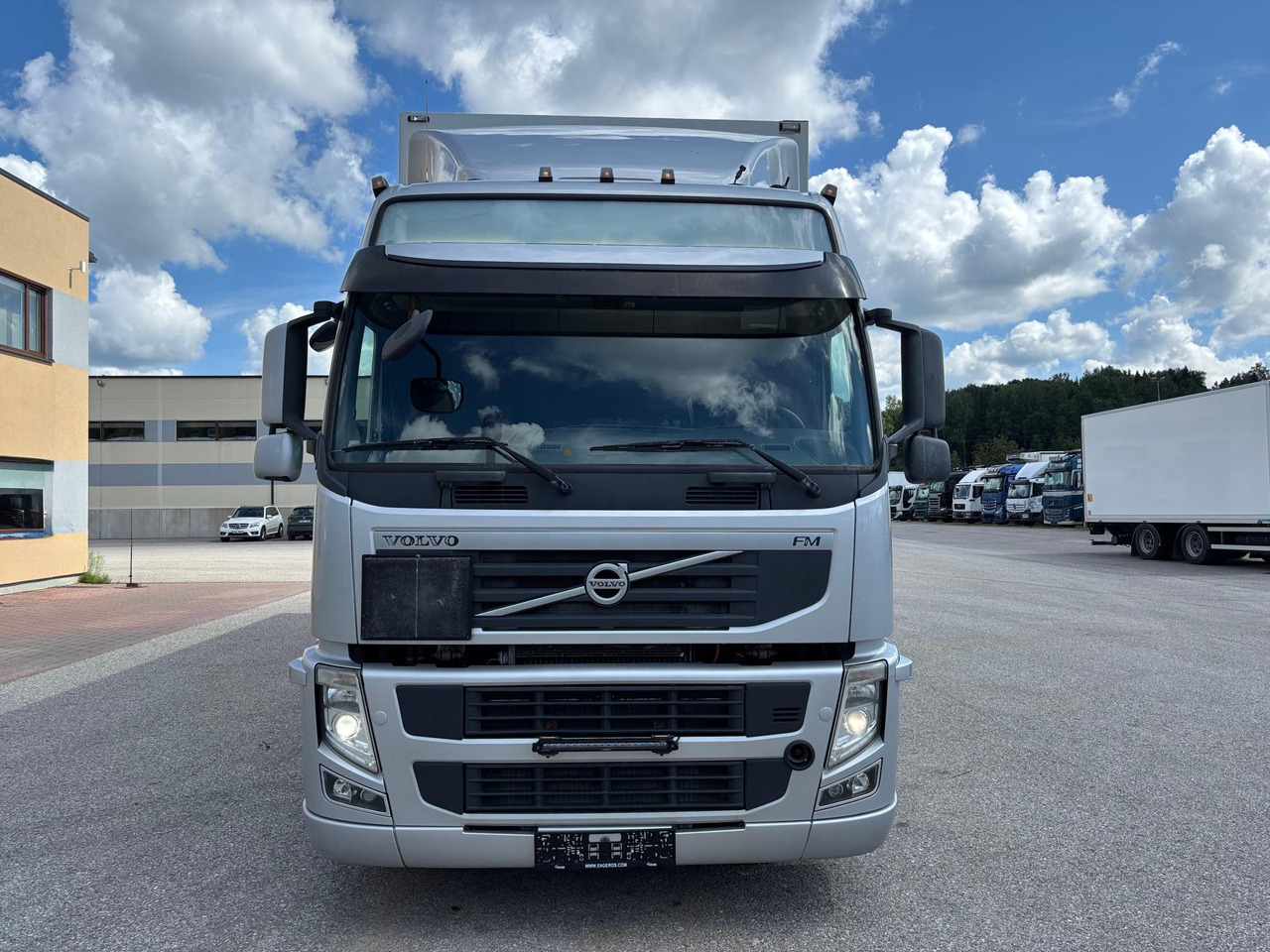 VOLVO FM330 - Kravas automašīna ar slēgto virsbūvi: foto 2 VOLVO FM330 - Kravas automašīna ar slēgto virsbūvi: foto 2