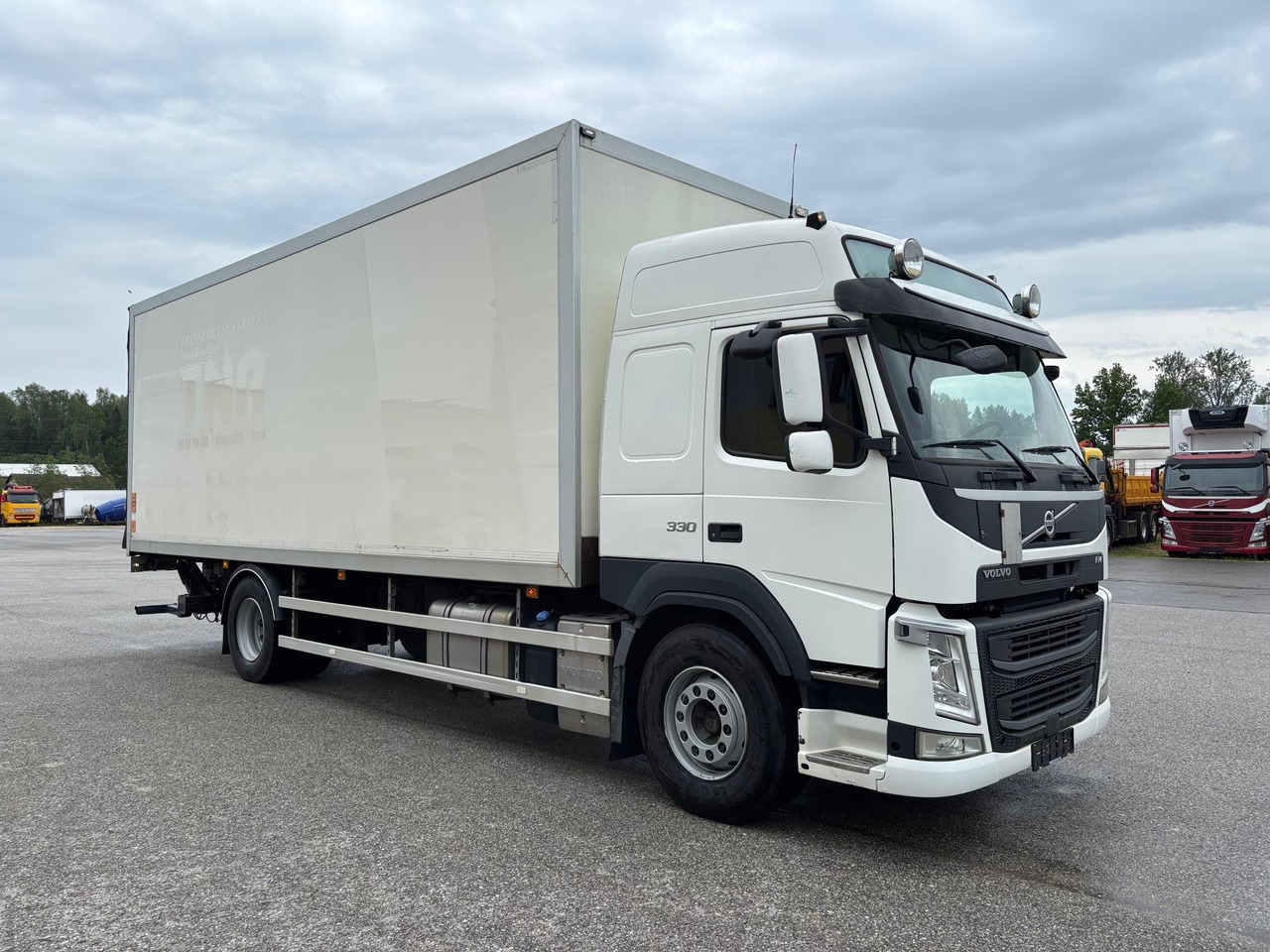 VOLVO FM330 - Kravas automašīna ar slēgto virsbūvi: foto 1 VOLVO FM330 - Kravas automašīna ar slēgto virsbūvi: foto 1