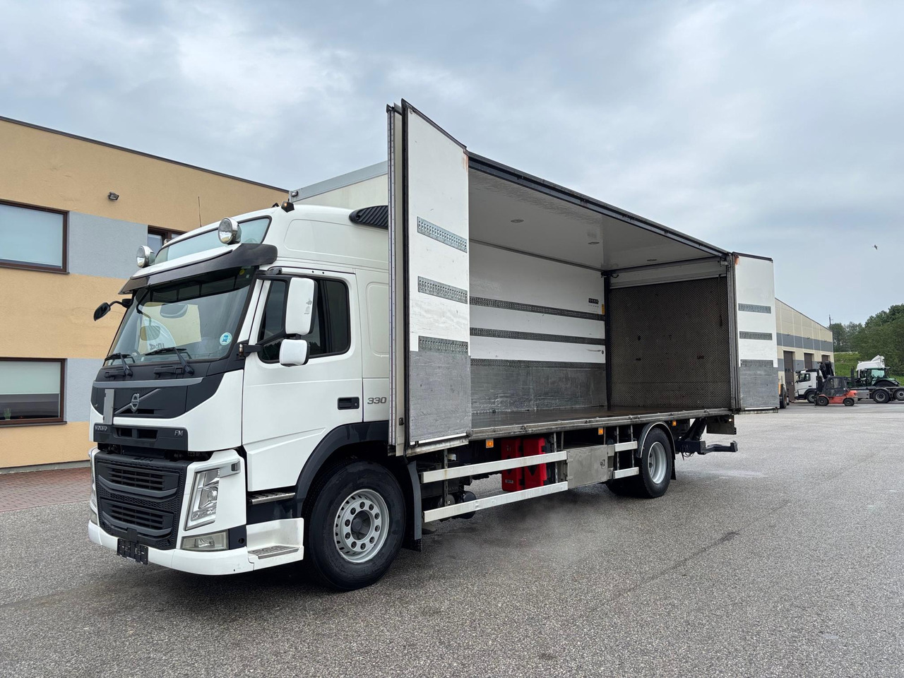 VOLVO FM330 - Kravas automašīna ar slēgto virsbūvi: foto 4 VOLVO FM330 - Kravas automašīna ar slēgto virsbūvi: foto 4