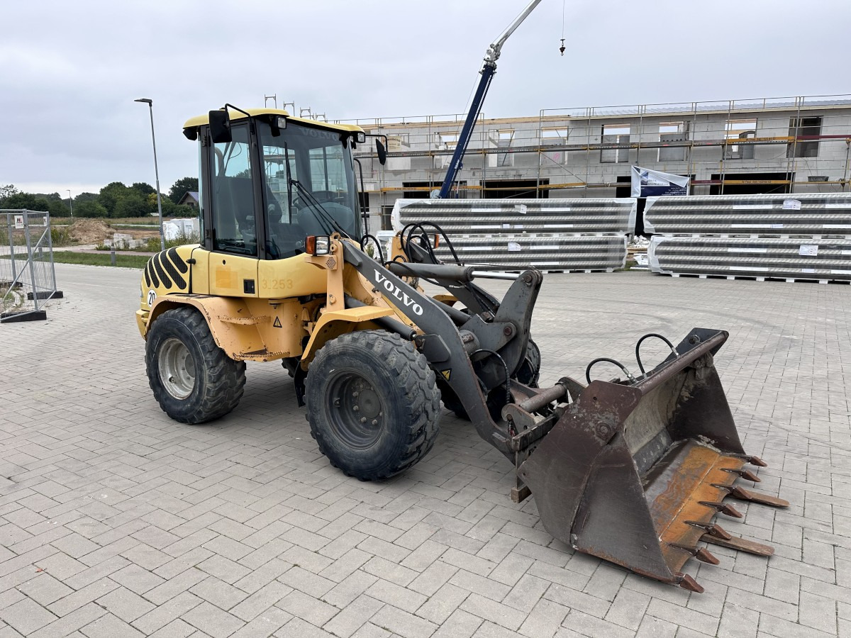 VOLVO L 30 B PRO 3er Kreis Klappschaufel+Palettengabel - Riteņu iekrāvējs: foto 4 VOLVO L 30 B PRO 3er Kreis Klappschaufel+Palettengabel - Riteņu iekrāvējs: foto 4