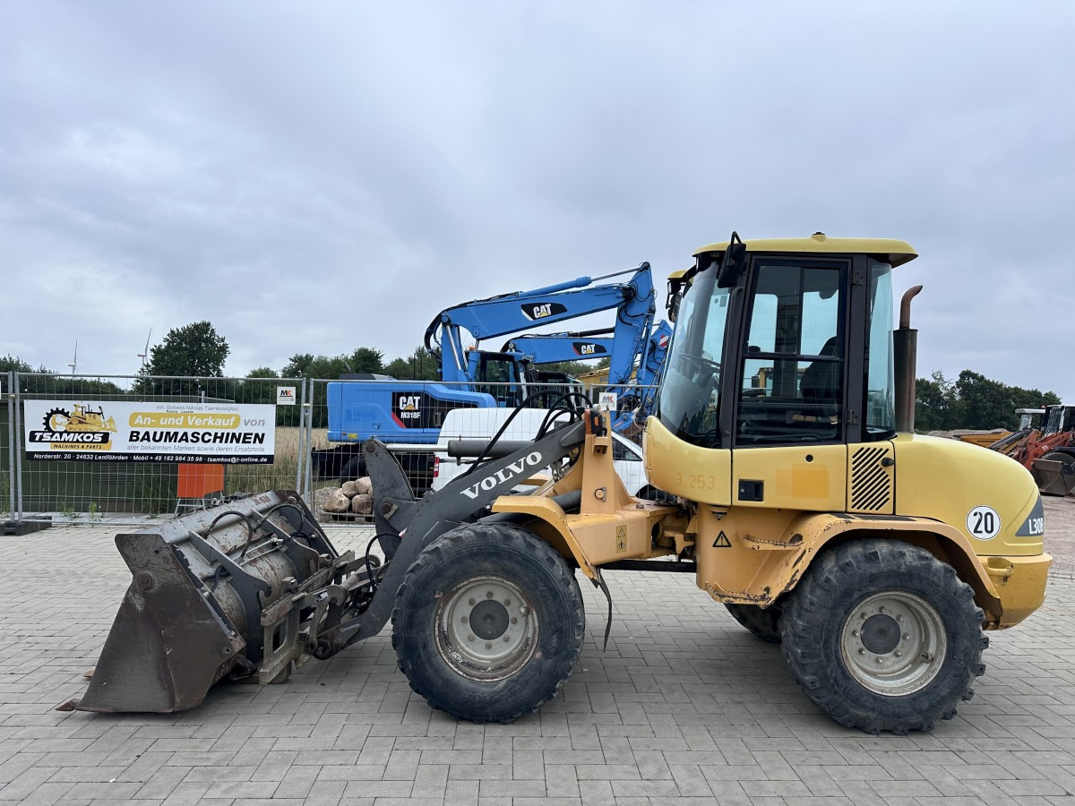 VOLVO L 30 B PRO 3er Kreis Klappschaufel+Palettengabel - Riteņu iekrāvējs: foto 1 VOLVO L 30 B PRO 3er Kreis Klappschaufel+Palettengabel - Riteņu iekrāvējs: foto 1