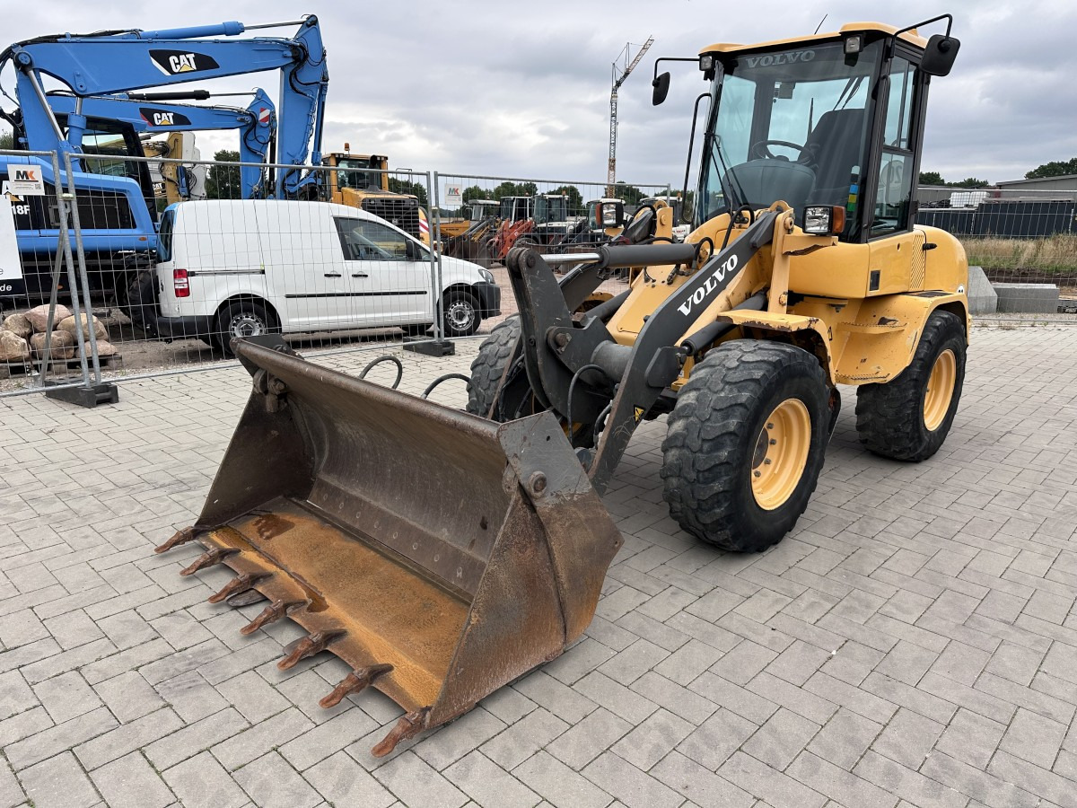 VOLVO L 30 B PRO 3er Kreis Klappschaufel+Palettengabel - Riteņu iekrāvējs: foto 3 VOLVO L 30 B PRO 3er Kreis Klappschaufel+Palettengabel - Riteņu iekrāvējs: foto 3
