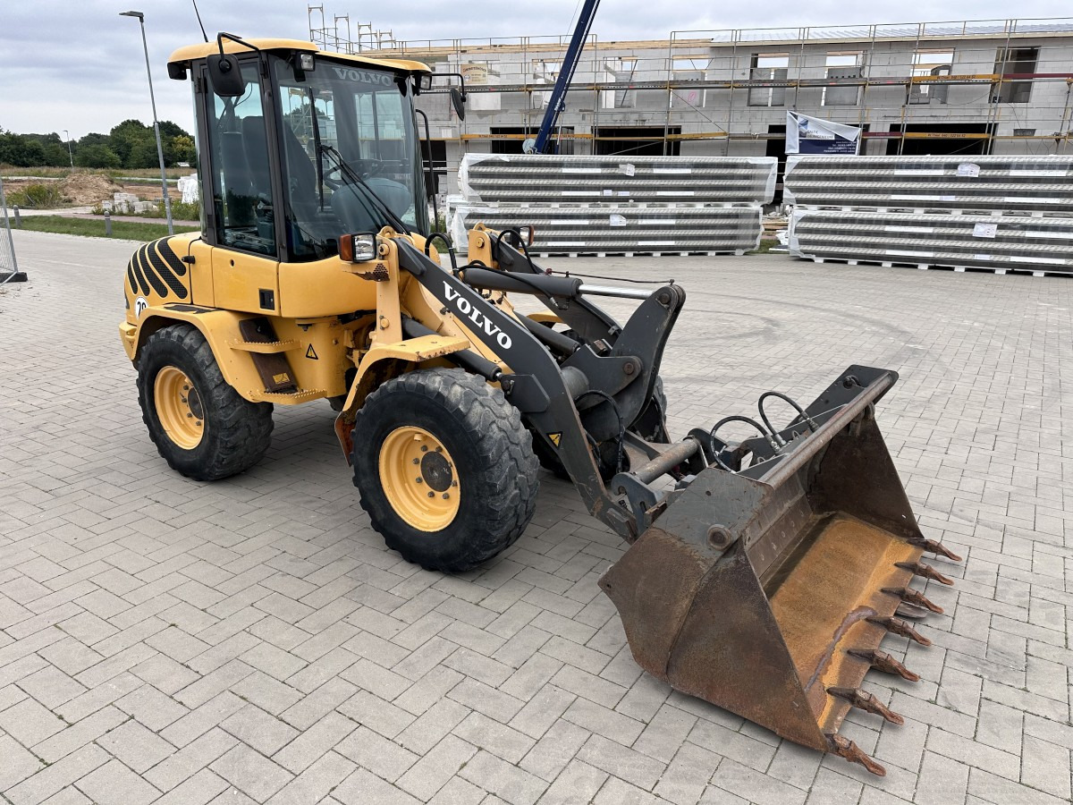 VOLVO L 30 B PRO 3er Kreis Klappschaufel+Palettengabel - Riteņu iekrāvējs: foto 4 VOLVO L 30 B PRO 3er Kreis Klappschaufel+Palettengabel - Riteņu iekrāvējs: foto 4