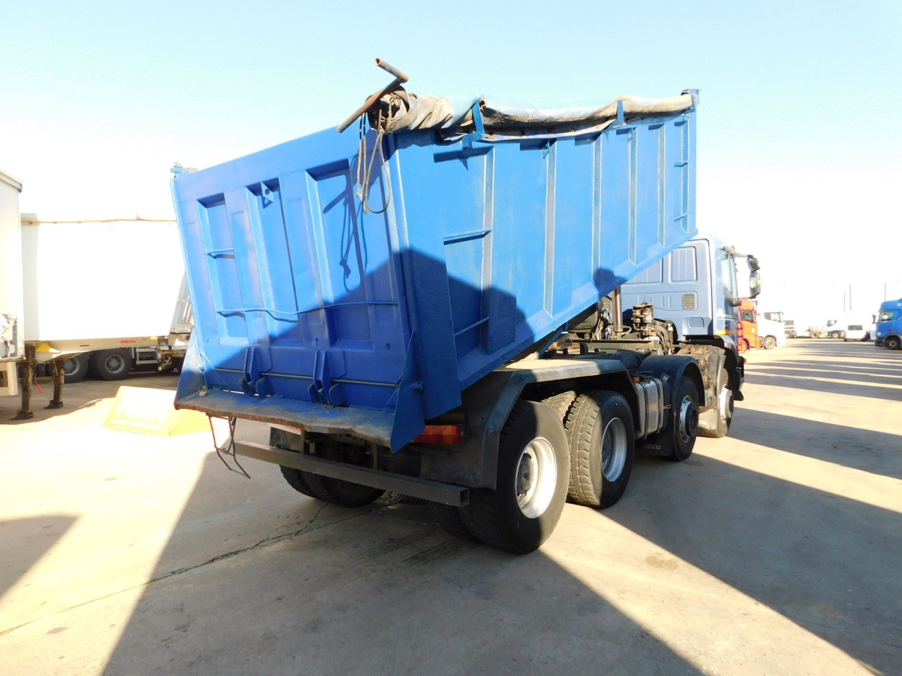 Iveco Trakker ad410t45 - Kravas automašīna pašizgāzējs: foto 3 Iveco Trakker ad410t45 - Kravas automašīna pašizgāzējs: foto 3