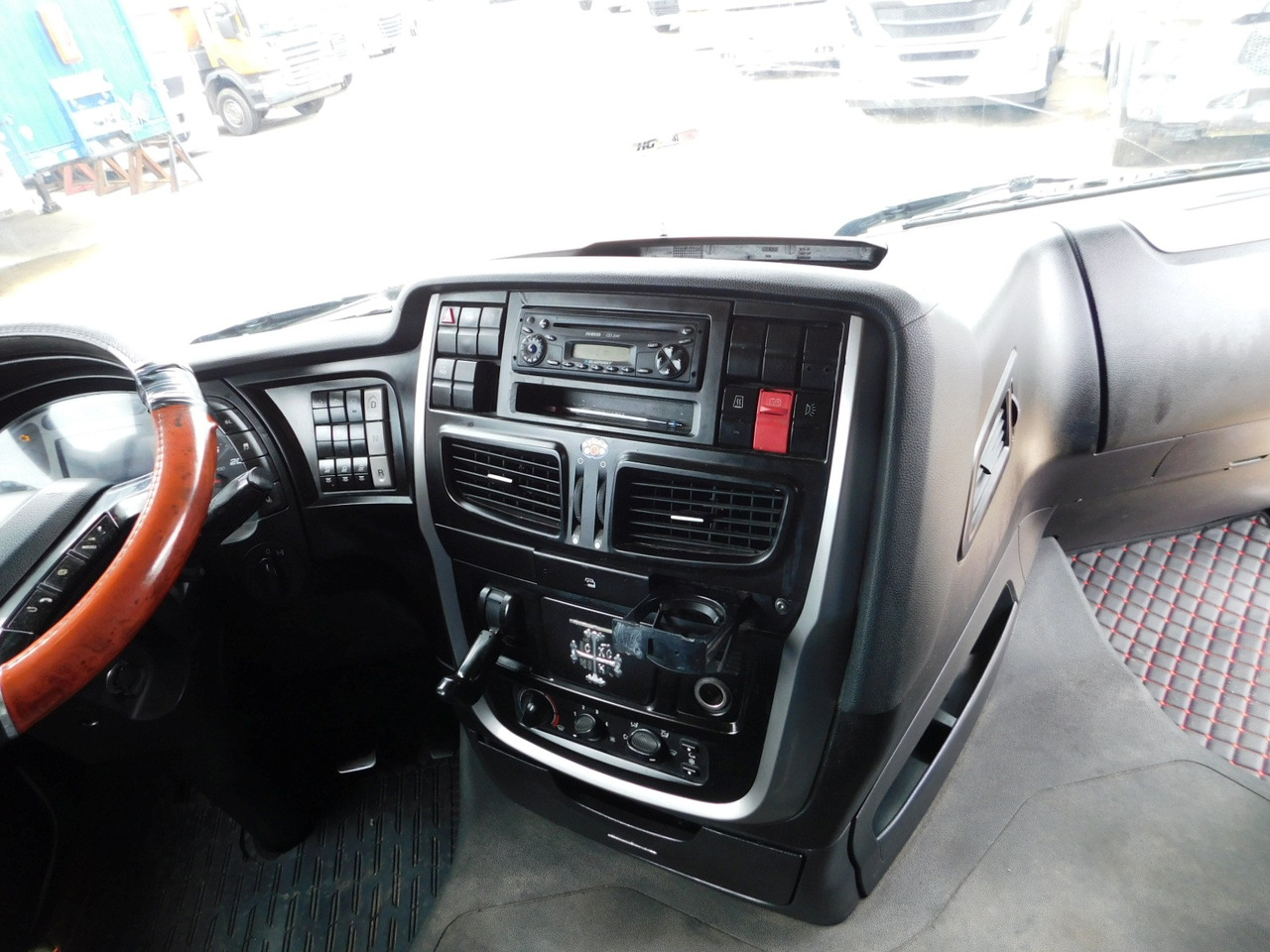 Vilcējs Iveco As440tp: foto 7