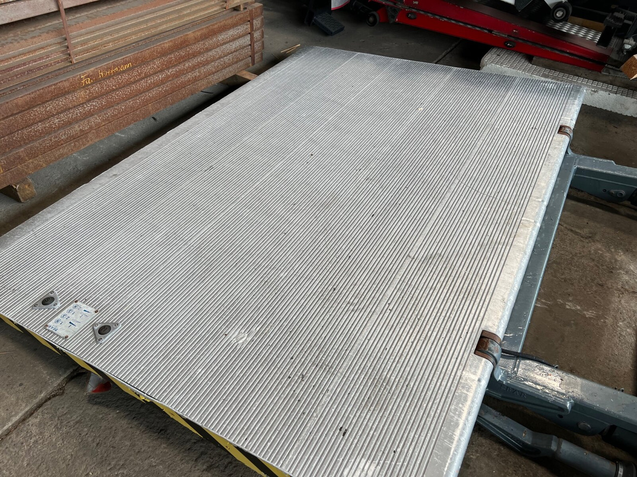 BC2000S4 Ladebordwand BC2000S4 Ladebordwand, Ex-Schweizer Armee - Kravas lifts: foto 4 BC2000S4 Ladebordwand BC2000S4 Ladebordwand, Ex-Schweizer Armee - Kravas lifts: foto 4