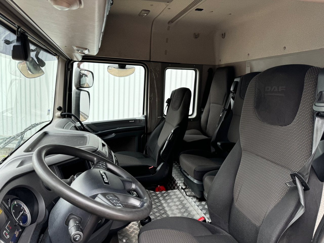 DAF XF 410 FA 4x2 XF 410 FA 4x2, Fahrschule, 2x AHK, 6 Sitze - Bortu kravas automašīna/ Platforma: foto 3 DAF XF 410 FA 4x2 XF 410 FA 4x2, Fahrschule, 2x AHK, 6 Sitze - Bortu kravas automašīna/ Platforma: foto 3