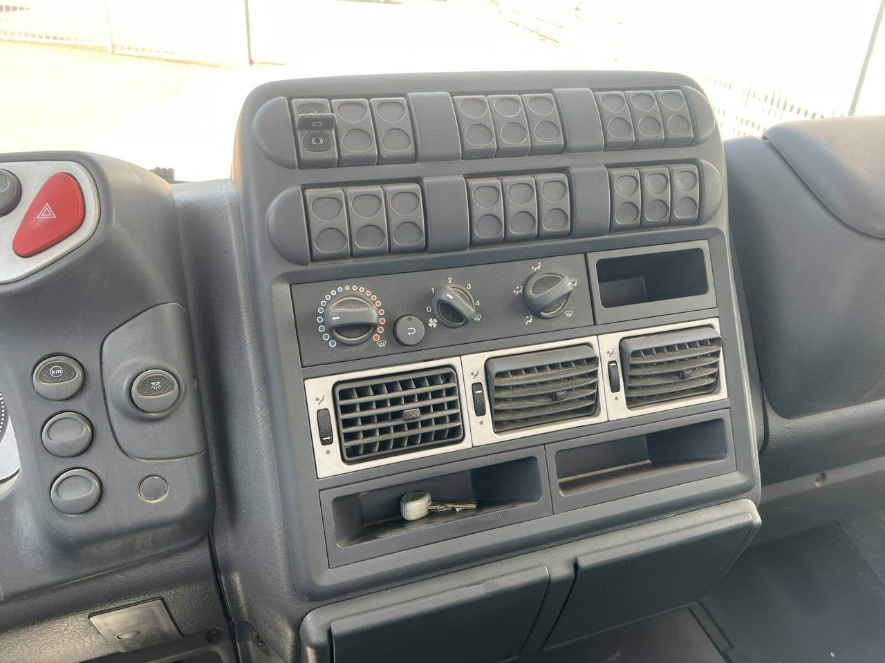 EuroCargo ML80E18K 4x2 EuroCargo ML80E18K 4x2 - Kravas automašīna pašizgāzējs: foto 5 EuroCargo ML80E18K 4x2 EuroCargo ML80E18K 4x2 - Kravas automašīna pašizgāzējs: foto 5