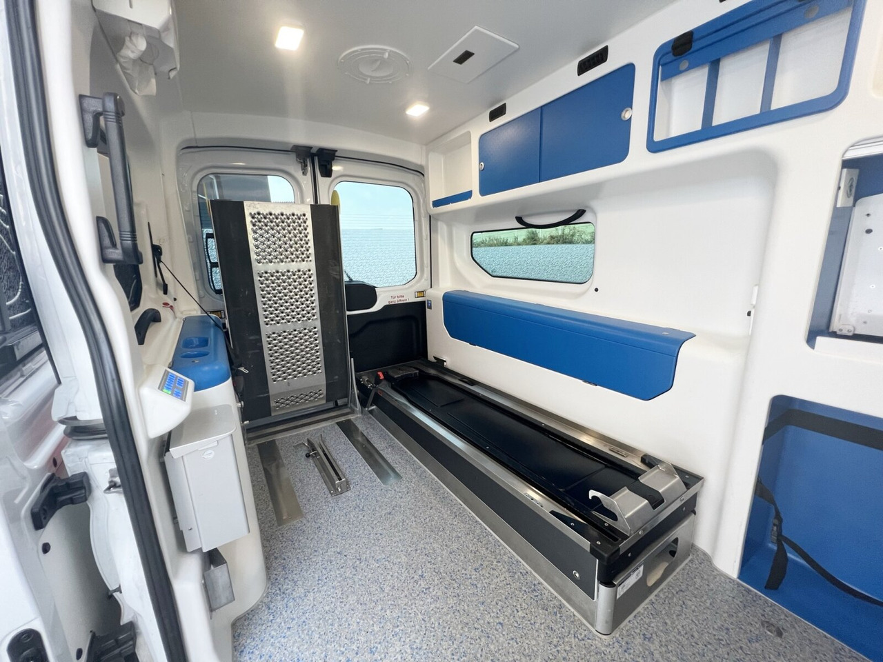 Ford Transit 2.2 TDCI 4x2 Transit 2.2 TDCI 4x2, Krankentransporter - Ātrās palīdzības mašīna: foto 3 Ford Transit 2.2 TDCI 4x2 Transit 2.2 TDCI 4x2, Krankentransporter - Ātrās palīdzības mašīna: foto 3