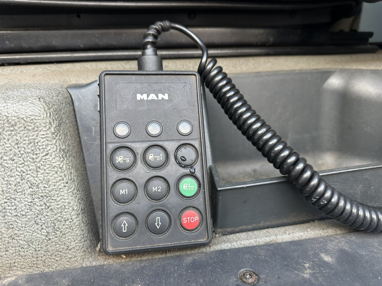 MAN TGA 18.350 4x2 LL TGA 18.350 4x2 LL, Fahrschulausstattung - Kravas automašīna: foto 5 MAN TGA 18.350 4x2 LL TGA 18.350 4x2 LL, Fahrschulausstattung - Kravas automašīna: foto 5