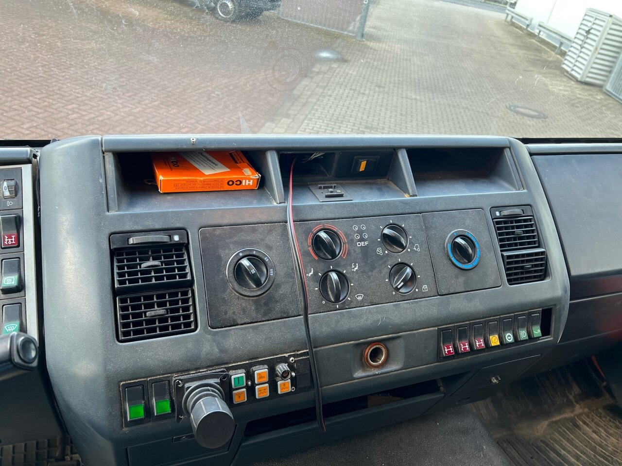MAN 14.225 LAK 4x4 BB Doka 14.225 LAK 4x4 BB Doka, Winterdienstausstattung - Kravas automašīna pašizgāzējs: foto 4 MAN 14.225 LAK 4x4 BB Doka 14.225 LAK 4x4 BB Doka, Winterdienstausstattung - Kravas automašīna pašizgāzējs: foto 4