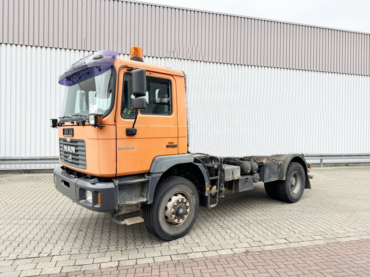 MAN 18.255 MAK 4x4 BB 18.255 MAK 4x4 BB - Šasija kravas automašīna: foto 1 MAN 18.255 MAK 4x4 BB 18.255 MAK 4x4 BB - Šasija kravas automašīna: foto 1