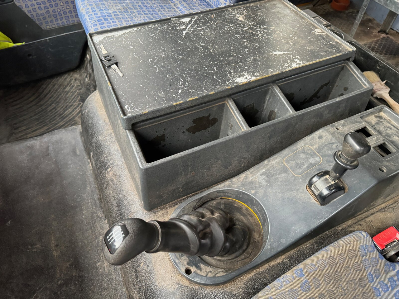 MAN LE 8.180 4X2 BB Doka LE 8.180 4X2 BB Doka, 2x AHK - Kravas automašīna pašizgāzējs: foto 3 MAN LE 8.180 4X2 BB Doka LE 8.180 4X2 BB Doka, 2x AHK - Kravas automašīna pašizgāzējs: foto 3