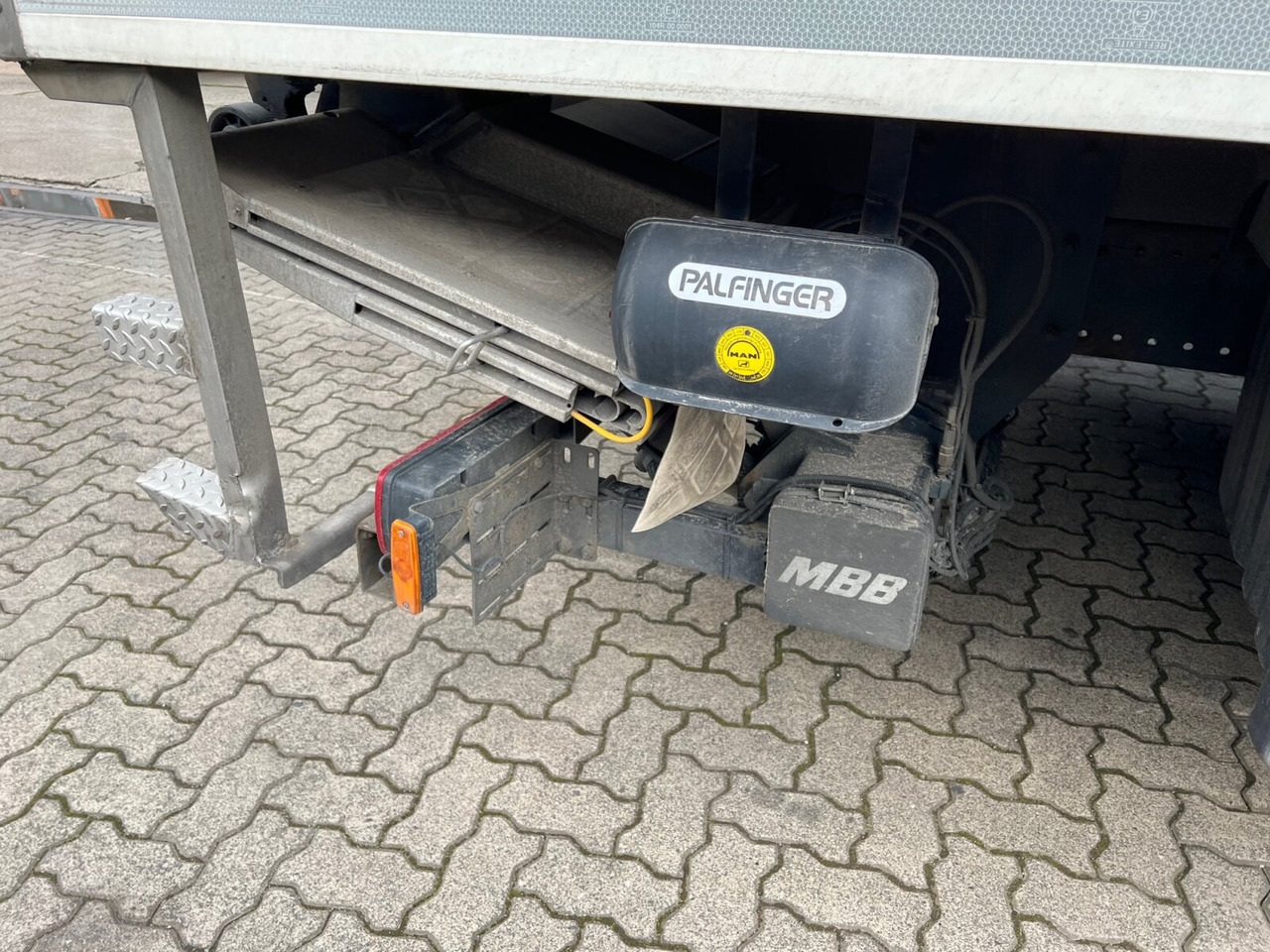 MAN TGL 12.220 4X2 BL mit Motorschaden TGL 12.220 4X2 BL mit Motorschaden, Tiefkühlkoffer, Thermoking, Rolltor, unterfaltbare MBB LBW - Kravas automašīna refrižerators: foto 4 MAN TGL 12.220 4X2 BL mit Motorschaden TGL 12.220 4X2 BL mit Motorschaden, Tiefkühlkoffer, Thermoking, Rolltor, unterfaltbare MBB LBW - Kravas automašīna refrižerators: foto 4