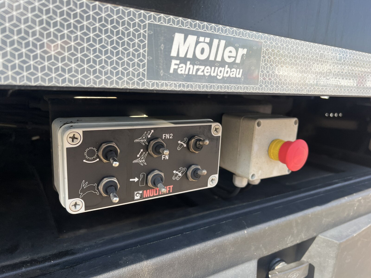 MAN TGM 18.320 4x2 BL TGM 18.320 4x2 BL, Hiab Tele-Absetzanlage, Funk - Būvgružu konteineru vedējs: foto 5 MAN TGM 18.320 4x2 BL TGM 18.320 4x2 BL, Hiab Tele-Absetzanlage, Funk - Būvgružu konteineru vedējs: foto 5