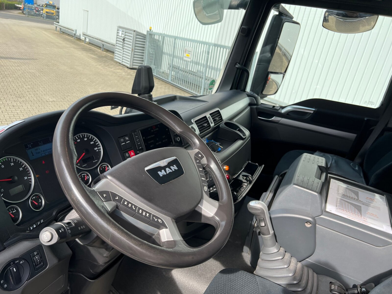 MAN TGS 26.360/400 6x2-4 BL TGS 26.360/400 6x2-4 BL, Lenk-/Lift, Kran Atlas AK 206.3E A5, Funk - Kravas auto ar manipulatoru, Bortu kravas automašīna/ Platforma: foto 3 MAN TGS 26.360/400 6x2-4 BL TGS 26.360/400 6x2-4 BL, Lenk-/Lift, Kran Atlas AK 206.3E A5, Funk - Kravas auto ar manipulatoru, Bortu kravas automašīna/ Platforma: foto 3