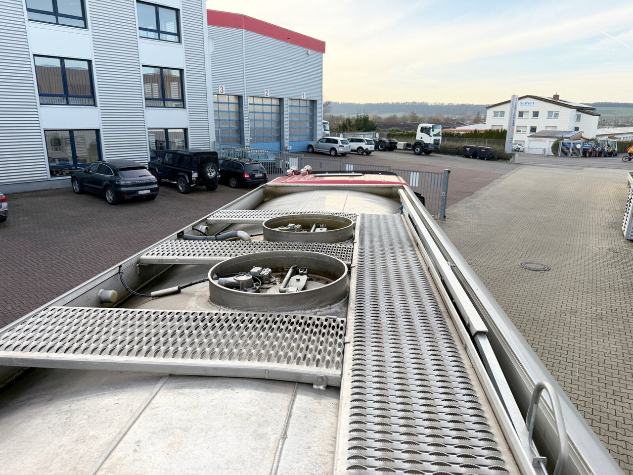 MAN TGS 26.400 6x2-4 LL TGS 26.400 6x2-4 LL, Lenk-/Lift, Navi, ADR, Esterer Tank ca. 19270l, 2 Kammern, Funk - Autocisterna: foto 4 MAN TGS 26.400 6x2-4 LL TGS 26.400 6x2-4 LL, Lenk-/Lift, Navi, ADR, Esterer Tank ca. 19270l, 2 Kammern, Funk - Autocisterna: foto 4