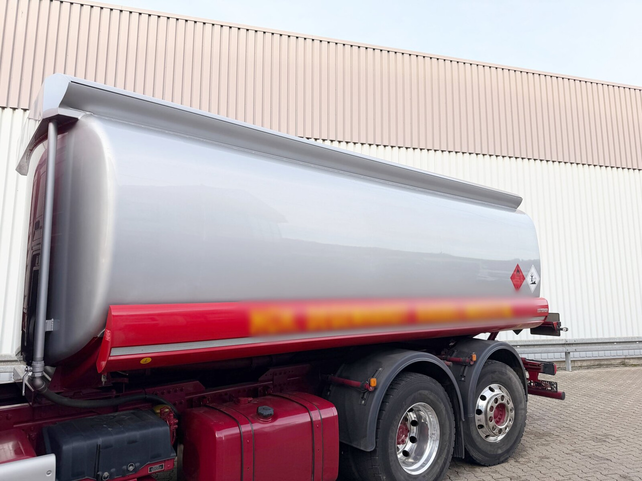 MAN TGS 26.400 6x2-4 LL TGS 26.400 6x2-4 LL, Lenk-/Lift, Navi, ADR, Esterer Tank ca. 19270l, 2 Kammern, Funk - Autocisterna: foto 3 MAN TGS 26.400 6x2-4 LL TGS 26.400 6x2-4 LL, Lenk-/Lift, Navi, ADR, Esterer Tank ca. 19270l, 2 Kammern, Funk - Autocisterna: foto 3