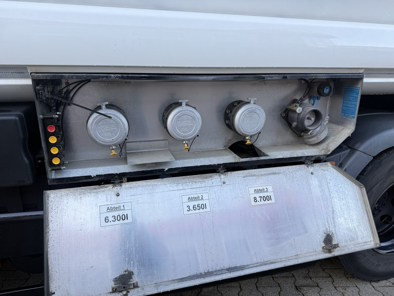 MAN TGS 26.440 6x2-4 BL TGS 26.440 6x2-4 BL, Lenk-/Liftachse, ADR, Esterer Tank ca. 20.340l, 3 Kammern - Autocisterna: foto 2 MAN TGS 26.440 6x2-4 BL TGS 26.440 6x2-4 BL, Lenk-/Liftachse, ADR, Esterer Tank ca. 20.340l, 3 Kammern - Autocisterna: foto 2