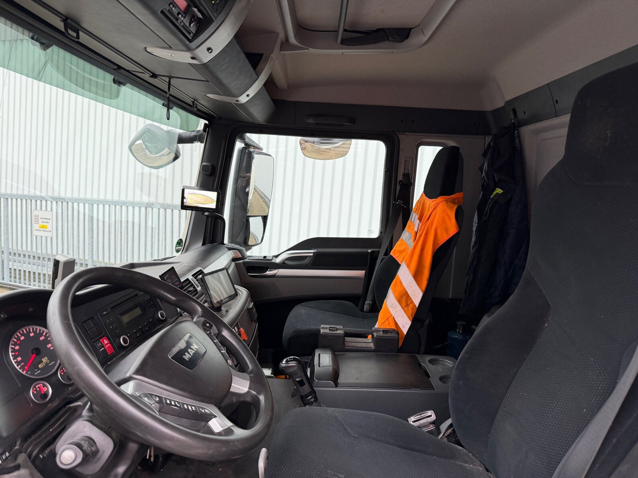 MAN TGS 26.440 6x2-4 BL TGS 26.440 6x2-4 BL, Lenk-/Liftachse, ADR, Esterer Tank ca. 20.340l, 3 Kammern - Autocisterna: foto 4 MAN TGS 26.440 6x2-4 BL TGS 26.440 6x2-4 BL, Lenk-/Liftachse, ADR, Esterer Tank ca. 20.340l, 3 Kammern - Autocisterna: foto 4