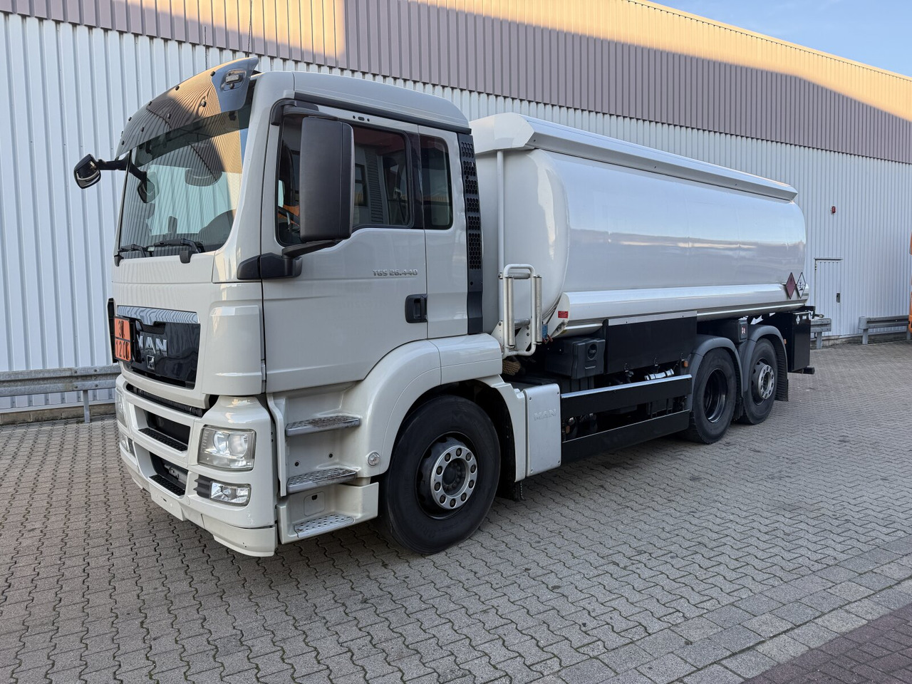 MAN TGS 26.440 6x2-4 BL TGS 26.440 6x2-4 BL, Lenk-/Liftachse, ADR, Esterer Tank ca. 20.340l, 3 Kammern - Autocisterna: foto 1 MAN TGS 26.440 6x2-4 BL TGS 26.440 6x2-4 BL, Lenk-/Liftachse, ADR, Esterer Tank ca. 20.340l, 3 Kammern - Autocisterna: foto 1