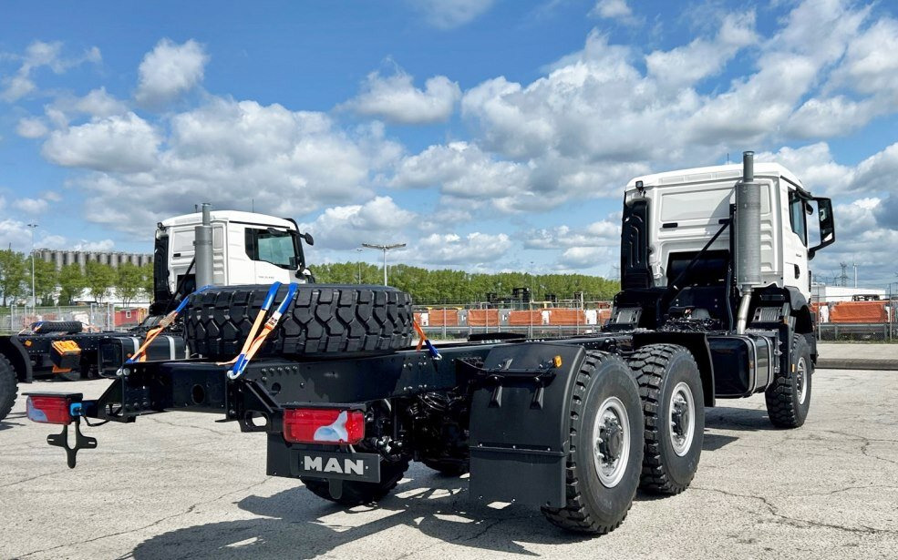 MAN TGS 33.440 6x6 BB CH TGS 33.440 6x6 BB CH, Euro2, Einzelbereifung, 4x vorhanden! - Šasija kravas automašīna: foto 4 MAN TGS 33.440 6x6 BB CH TGS 33.440 6x6 BB CH, Euro2, Einzelbereifung, 4x vorhanden! - Šasija kravas automašīna: foto 4