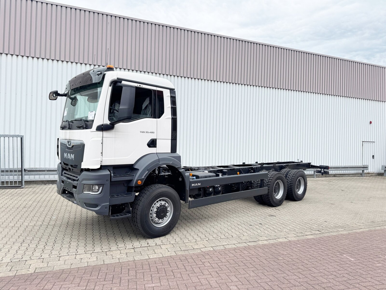 MAN TGS 33.480 6x6 BB CH TGS 33.480 6x6 BB CH, Hohe Bauart, Nebenantrieb - Šasija kravas automašīna: foto 1 MAN TGS 33.480 6x6 BB CH TGS 33.480 6x6 BB CH, Hohe Bauart, Nebenantrieb - Šasija kravas automašīna: foto 1