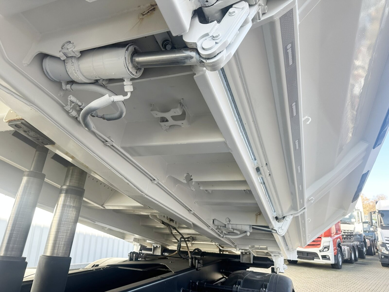 MAN TGS 35.460 8X4 BB TGS 35.460 8X4 BB, Meiller Bordmatik 13m³ - Kravas automašīna pašizgāzējs: foto 3 MAN TGS 35.460 8X4 BB TGS 35.460 8X4 BB, Meiller Bordmatik 13m³ - Kravas automašīna pašizgāzējs: foto 3