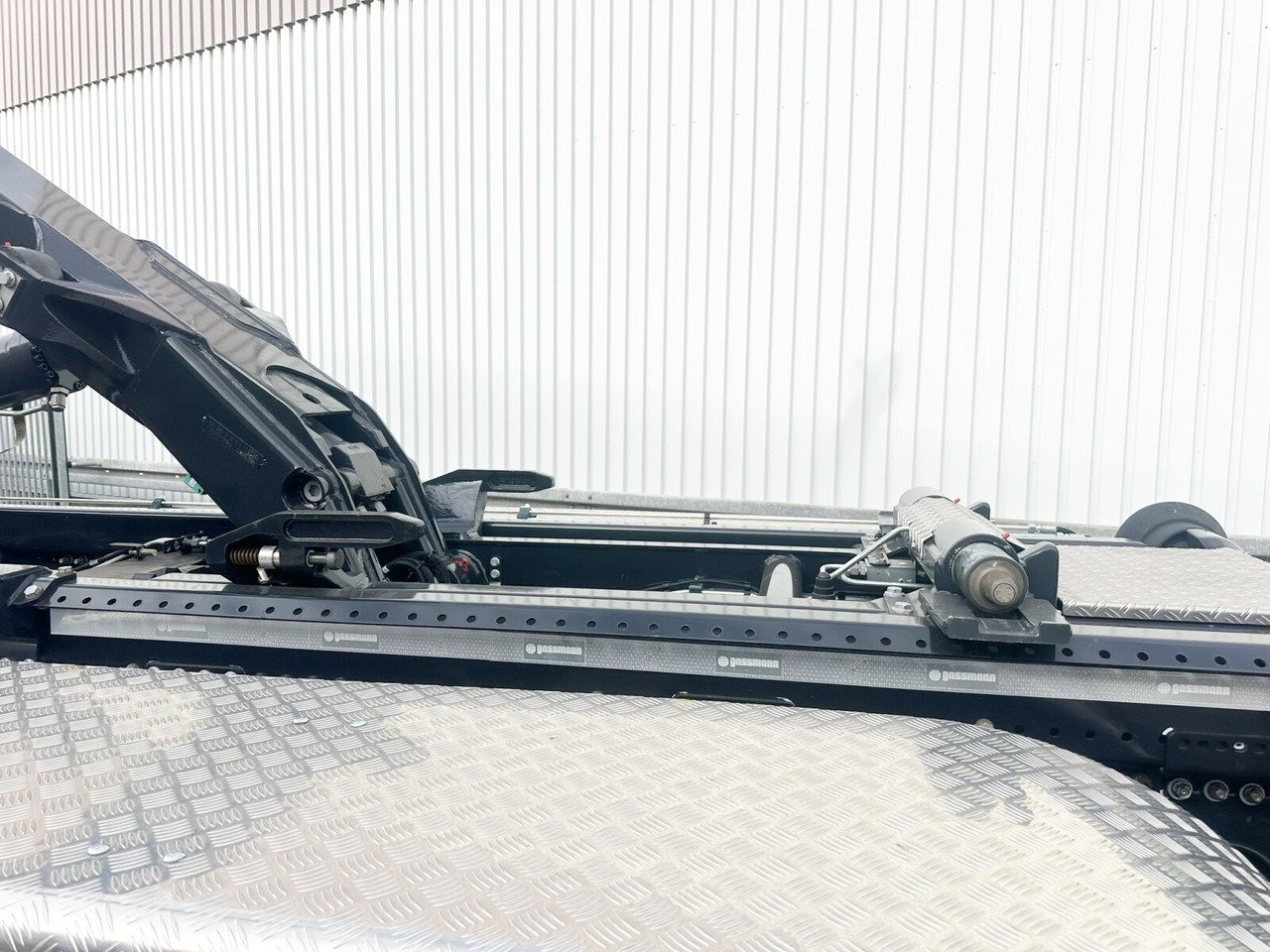 MAN TGS 35.480 8X4 BL TGS 35.480 8X4 BL, Intarder, Kran HMF 3220-K6, 4-fach Abstützung, Funk - Pacēlājs ar āķi, Kravas auto ar manipulatoru: foto 5 MAN TGS 35.480 8X4 BL TGS 35.480 8X4 BL, Intarder, Kran HMF 3220-K6, 4-fach Abstützung, Funk - Pacēlājs ar āķi, Kravas auto ar manipulatoru: foto 5