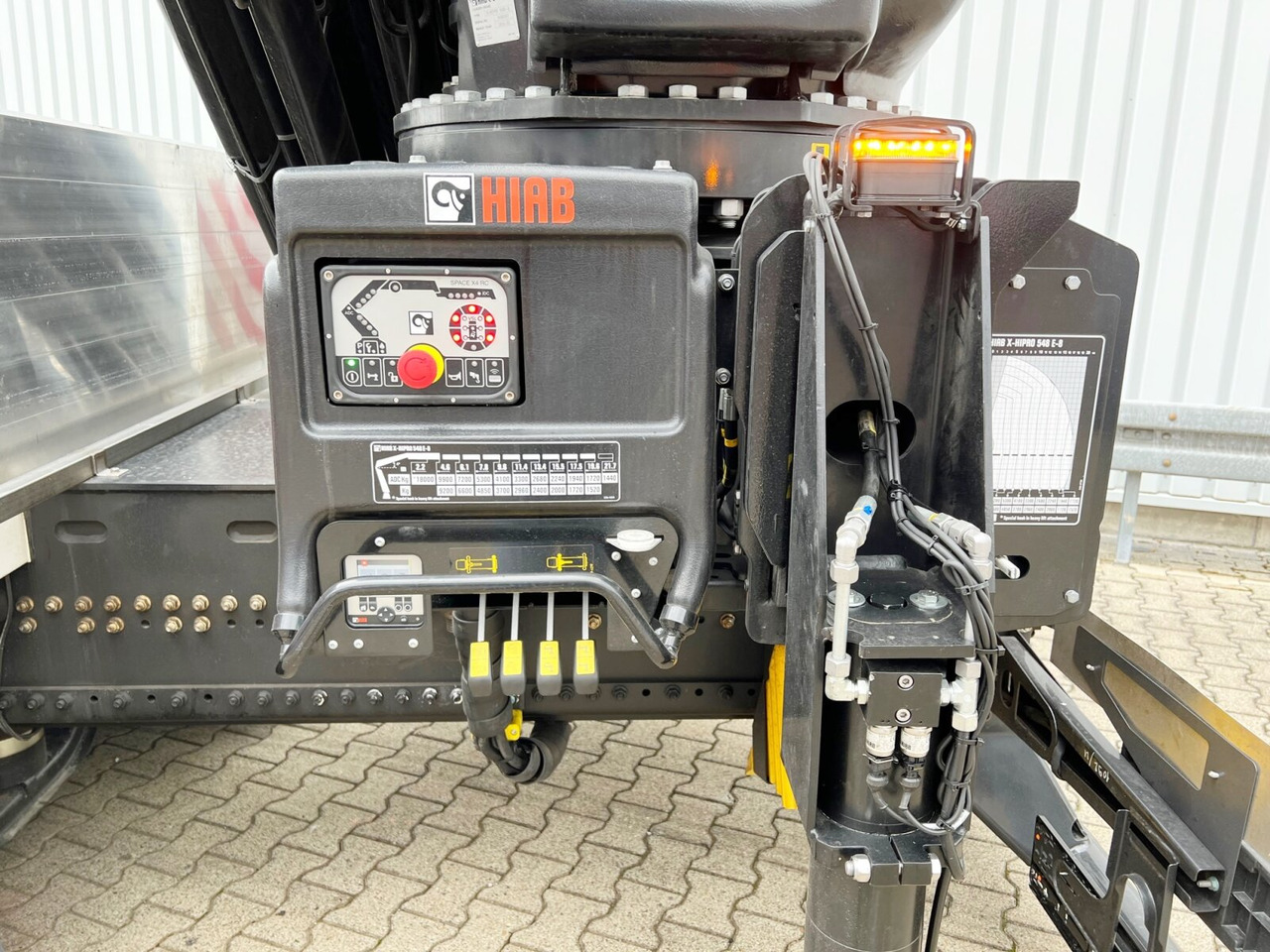 MAN TGX 26.510 6x2-4 LL CH TGX 26.510 6x2-4 LL, Kran Hiab X-HiPro 548 E-8, Lenk-/Liftachse, TwistLock 20Fuß, Funk, Retarder - Kravas auto ar manipulatoru, Bortu kravas automašīna/ Platforma: foto 3 MAN TGX 26.510 6x2-4 LL CH TGX 26.510 6x2-4 LL, Kran Hiab X-HiPro 548 E-8, Lenk-/Liftachse, TwistLock 20Fuß, Funk, Retarder - Kravas auto ar manipulatoru, Bortu kravas automašīna/ Platforma: foto 3