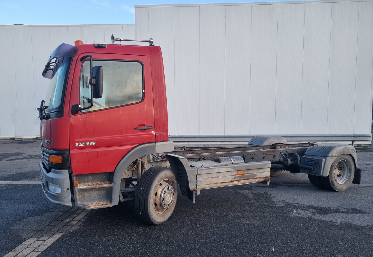 Mercedes-Benz - 1215 4x2 - Konteineru vedējs/ Kravas automašīna ar noņemamā virsbūve: foto 1 Mercedes-Benz - 1215 4x2 - Konteineru vedējs/ Kravas automašīna ar noņemamā virsbūve: foto 1