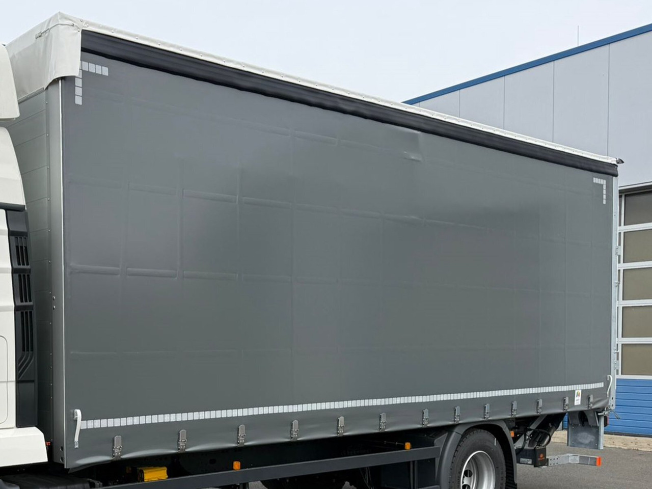 Mercedes-Benz Actros 1827/30 L 4x2 Actros 1827/30 L 4x2, Gardine, LBW - Bortu kravas automašīna/ Platforma: foto 4 Mercedes-Benz Actros 1827/30 L 4x2 Actros 1827/30 L 4x2, Gardine, LBW - Bortu kravas automašīna/ Platforma: foto 4
