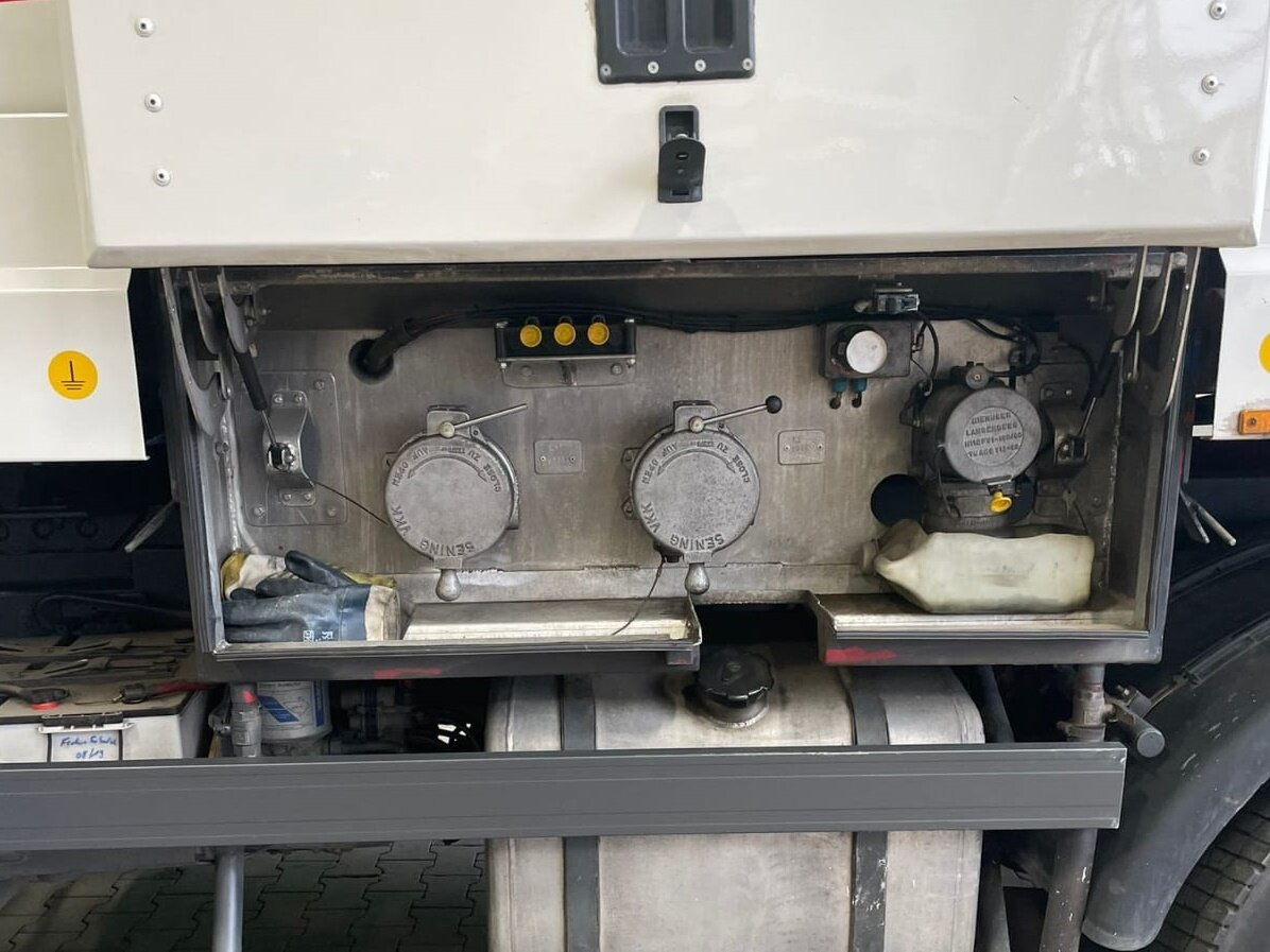 Mercedes-Benz Actros 1844 L 4x2 Actros 1844 L 4x2, Tank 14.250l - Autocisterna: foto 3 Mercedes-Benz Actros 1844 L 4x2 Actros 1844 L 4x2, Tank 14.250l - Autocisterna: foto 3