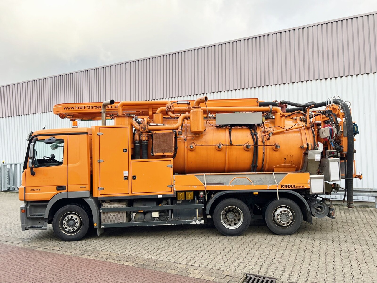 Mercedes-Benz Actros 2544 L 6x2 Actros 2544 L 6x2, Lenkachse, Kroll Saug-/Spülwagen ca. 12m³, Funk - Asenizācijas mašīna: foto 3 Mercedes-Benz Actros 2544 L 6x2 Actros 2544 L 6x2, Lenkachse, Kroll Saug-/Spülwagen ca. 12m³, Funk - Asenizācijas mašīna: foto 3