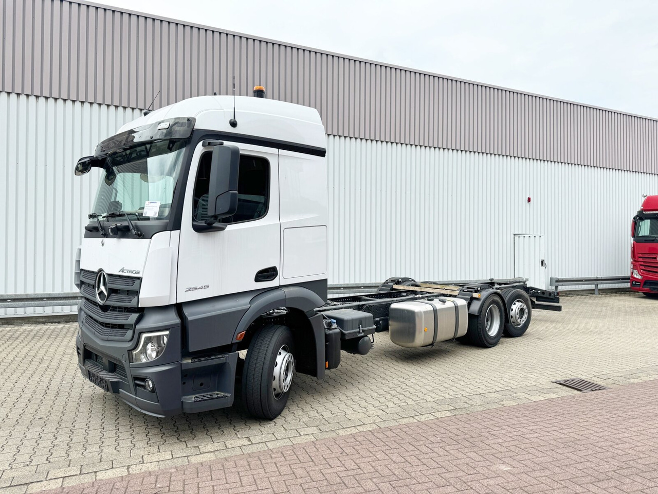 Mercedes-Benz Actros 2545 L 6x2 Actros 2545 L 6x2, Lenk-/Liftachse, StreamSpace, MultimediaCockpit - Šasija kravas automašīna: foto 1 Mercedes-Benz Actros 2545 L 6x2 Actros 2545 L 6x2, Lenk-/Liftachse, StreamSpace, MultimediaCockpit - Šasija kravas automašīna: foto 1