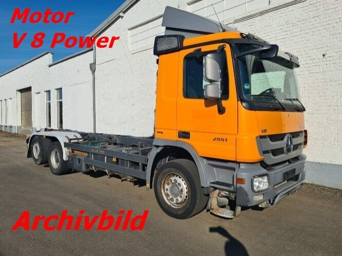 Mercedes-Benz Actros 2551 L 6x2 Actros 2551L/6x2, Lenk-Liftachse V 8 Motor - Šasija kravas automašīna: foto 1 Mercedes-Benz Actros 2551 L 6x2 Actros 2551L/6x2, Lenk-Liftachse V 8 Motor - Šasija kravas automašīna: foto 1