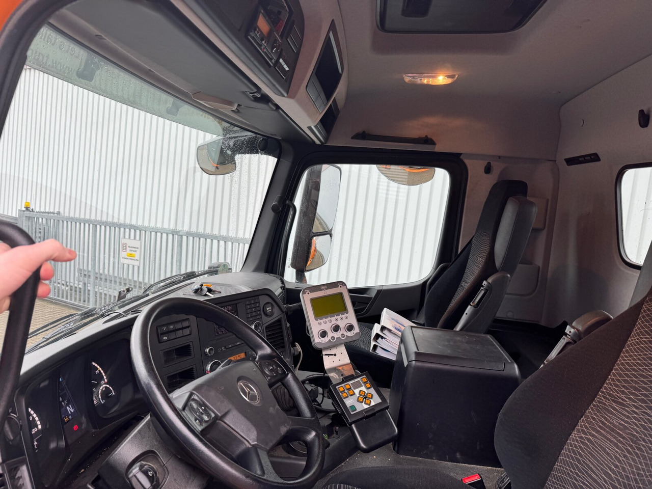 Mercedes-Benz Arocs 2036 AK 4x4 Arocs 2036 AK 4x4, Grounder, Motorabtrieb, Bordmatik, Winterdienstausstattung - Kravas automašīna pašizgāzējs: foto 4 Mercedes-Benz Arocs 2036 AK 4x4 Arocs 2036 AK 4x4, Grounder, Motorabtrieb, Bordmatik, Winterdienstausstattung - Kravas automašīna pašizgāzējs: foto 4