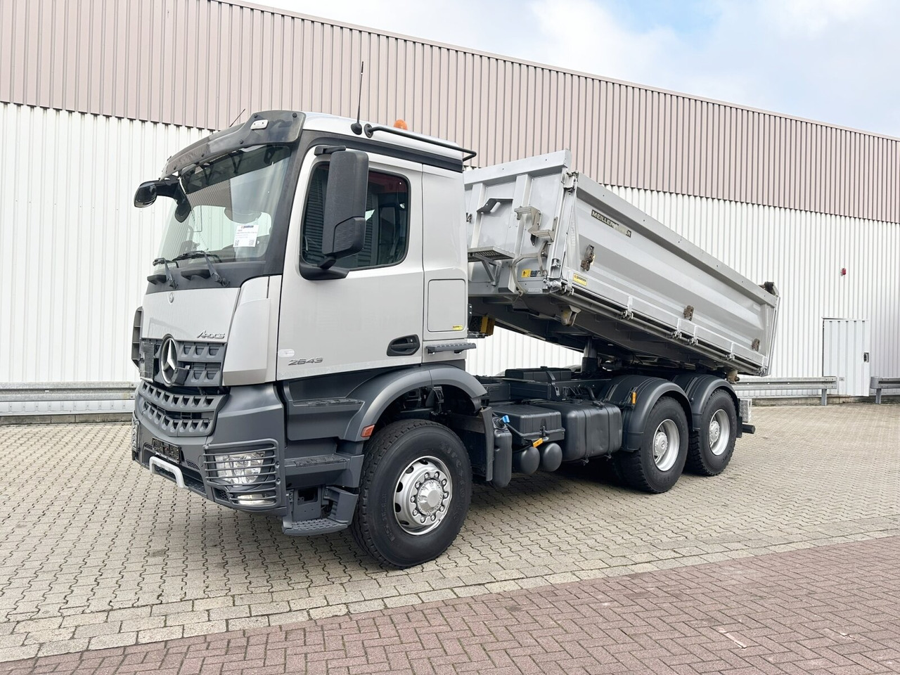 Mercedes-Benz Arocs 2643 LK 6x6 HAD Arocs 2643 LK 6x6 HAD, HydroDrive - Kravas automašīna pašizgāzējs: foto 1 Mercedes-Benz Arocs 2643 LK 6x6 HAD Arocs 2643 LK 6x6 HAD, HydroDrive - Kravas automašīna pašizgāzējs: foto 1