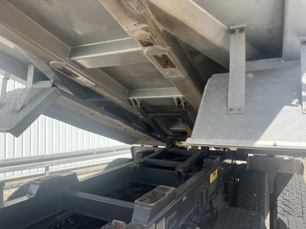 Bezceļu pašizgāzējs Mercedes-Benz Arocs 3251 LK 8x4/4 Arocs 3251 LK 8x4/4, Retarder, Stahlmulde ca. 15m³, hydr. Heckklappe: foto 14