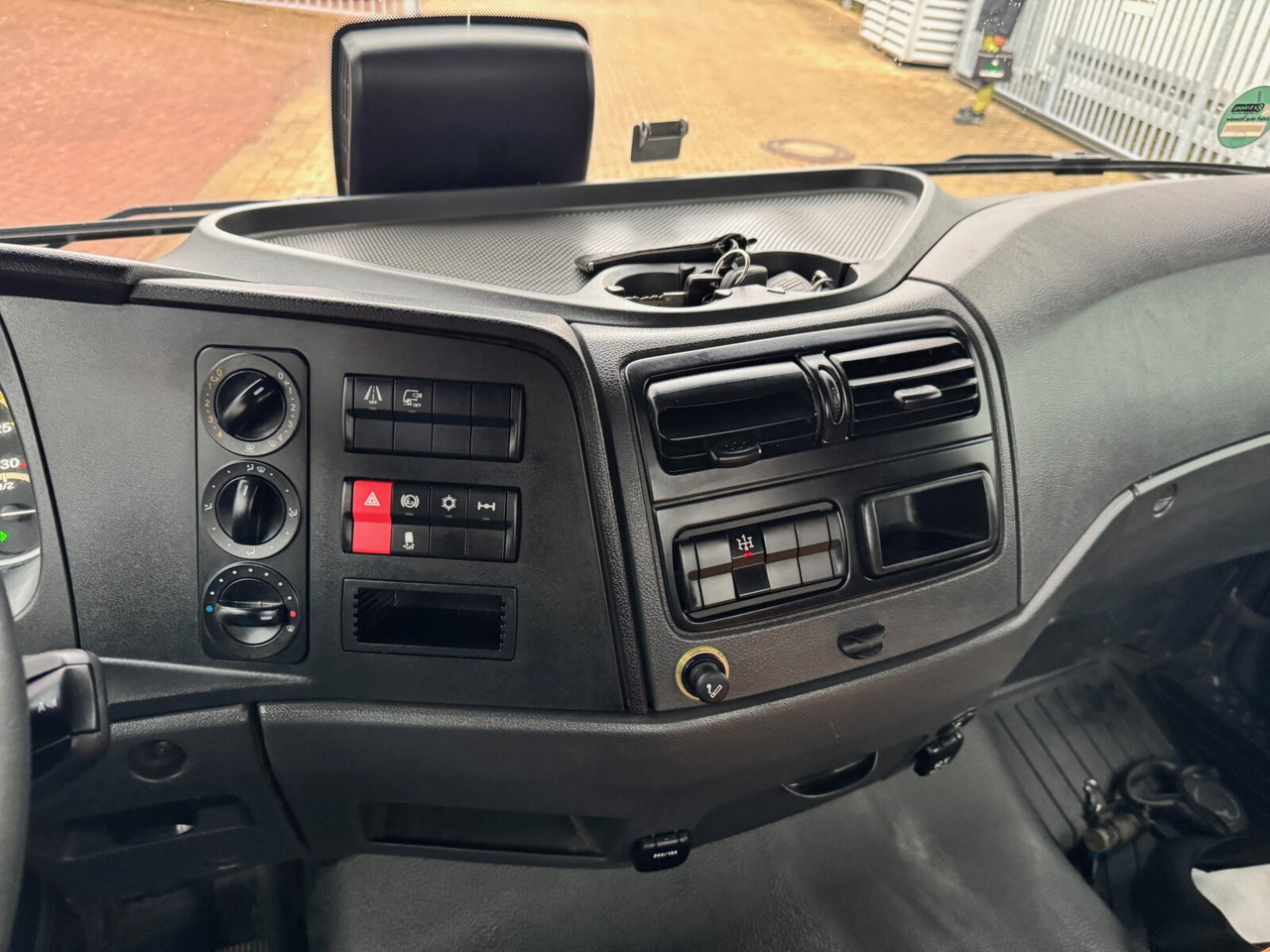 Mercedes-Benz Atego 1023 K 4x2 Atego 1023 K 4x2, 2x AHK - Kravas automašīna pašizgāzējs: foto 4 Mercedes-Benz Atego 1023 K 4x2 Atego 1023 K 4x2, 2x AHK - Kravas automašīna pašizgāzējs: foto 4