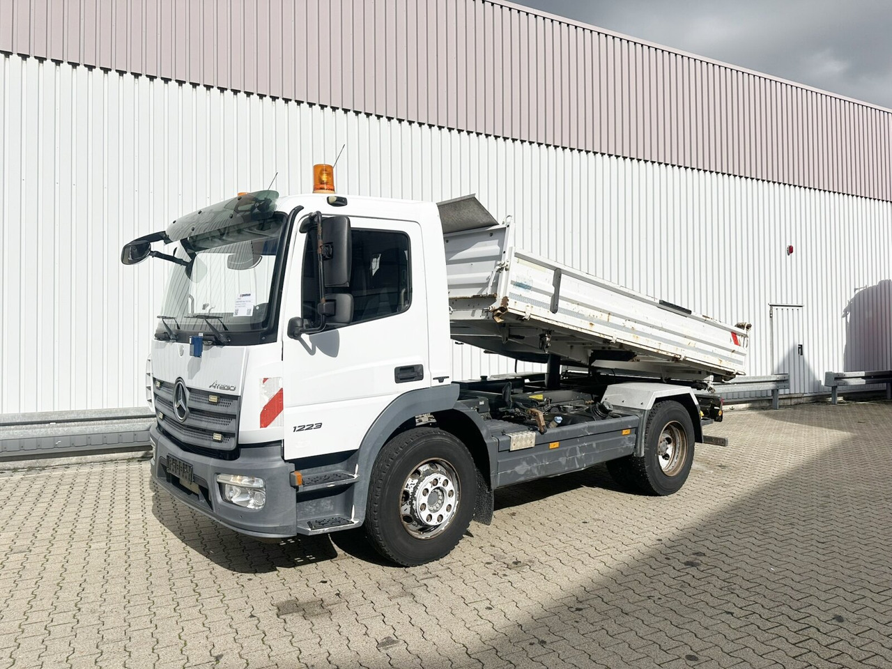 Mercedes-Benz Atego 1223 K 4x2 Atego 1223 K 4x2, AHK-Öl - Kravas automašīna pašizgāzējs: foto 1 Mercedes-Benz Atego 1223 K 4x2 Atego 1223 K 4x2, AHK-Öl - Kravas automašīna pašizgāzējs: foto 1