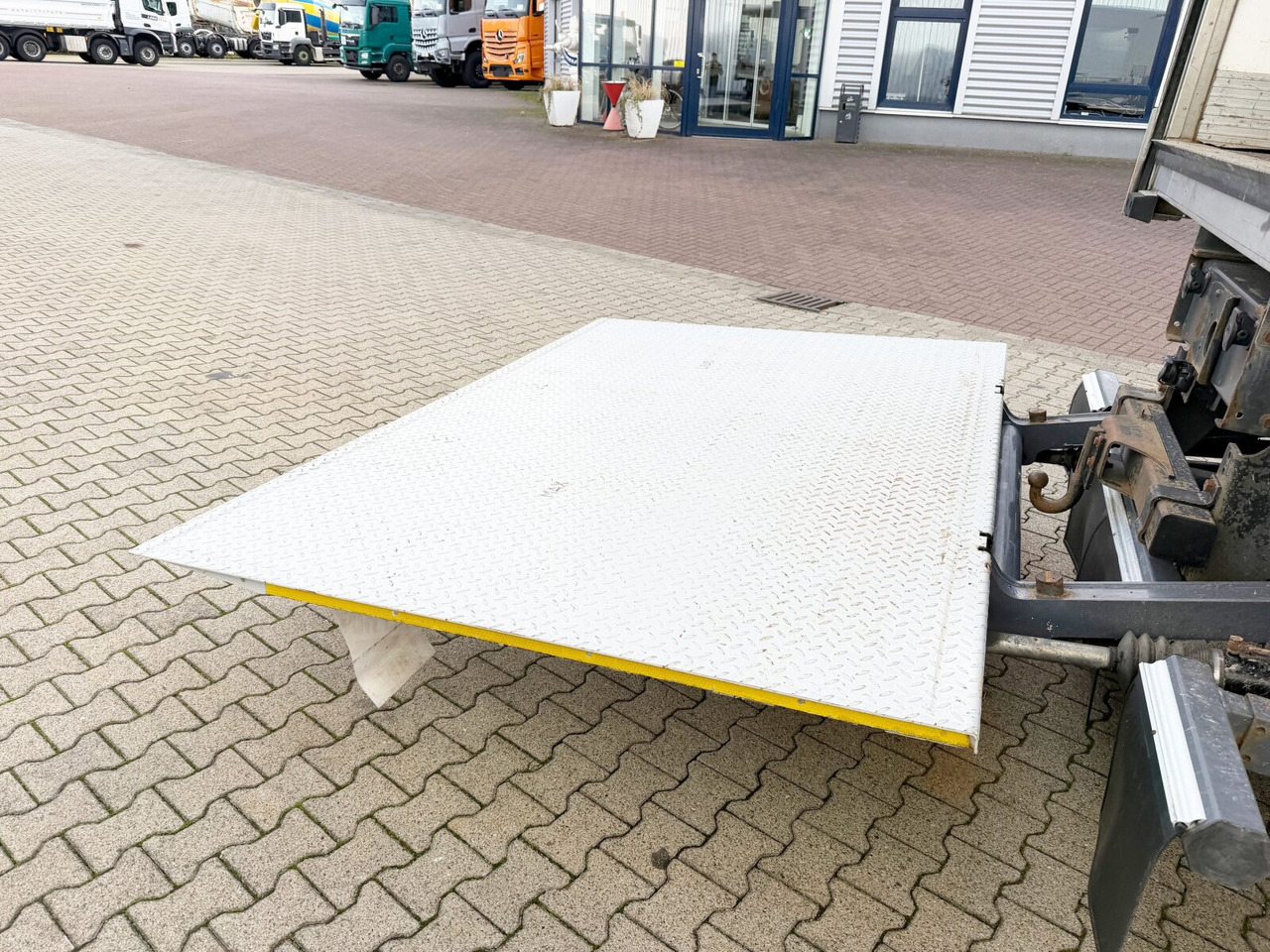 Mercedes-Benz Atego 1330 4x4 Atego 1330 4x4, Iso-Koffer mit Heizung, LBW - Kravas automašīna ar slēgto virsbūvi: foto 2 Mercedes-Benz Atego 1330 4x4 Atego 1330 4x4, Iso-Koffer mit Heizung, LBW - Kravas automašīna ar slēgto virsbūvi: foto 2