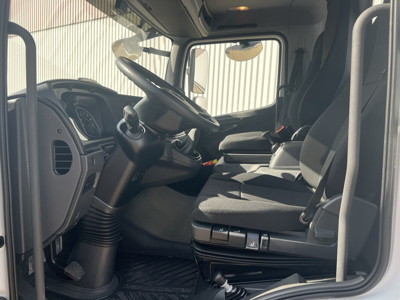 Mercedes-Benz Atego 818 K 4x2 Atego 818 K 4x2, 2x AHK, Meiller-Kipper, mehrfach Vorhanden! - Kravas automašīna pašizgāzējs: foto 4 Mercedes-Benz Atego 818 K 4x2 Atego 818 K 4x2, 2x AHK, Meiller-Kipper, mehrfach Vorhanden! - Kravas automašīna pašizgāzējs: foto 4
