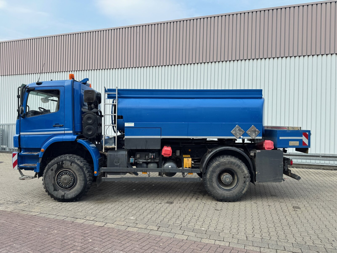 Mercedes-Benz Axor 1829 A 4x4 Axor 1829 A 4x4, Willig Tank ca. 8500l, 2 Kammern - Autocisterna: foto 3 Mercedes-Benz Axor 1829 A 4x4 Axor 1829 A 4x4, Willig Tank ca. 8500l, 2 Kammern - Autocisterna: foto 3