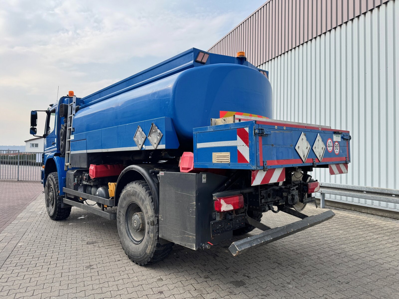 Mercedes-Benz Axor 1829 A 4x4 Axor 1829 A 4x4, Willig Tank ca. 8500l, 2 Kammern - Autocisterna: foto 2 Mercedes-Benz Axor 1829 A 4x4 Axor 1829 A 4x4, Willig Tank ca. 8500l, 2 Kammern - Autocisterna: foto 2