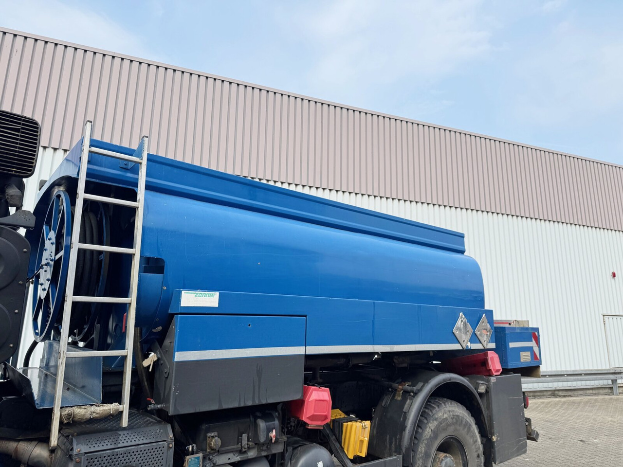 Mercedes-Benz Axor 1829 A 4x4 Axor 1829 A 4x4, Willig Tank ca. 8500l, 2 Kammern - Autocisterna: foto 4 Mercedes-Benz Axor 1829 A 4x4 Axor 1829 A 4x4, Willig Tank ca. 8500l, 2 Kammern - Autocisterna: foto 4