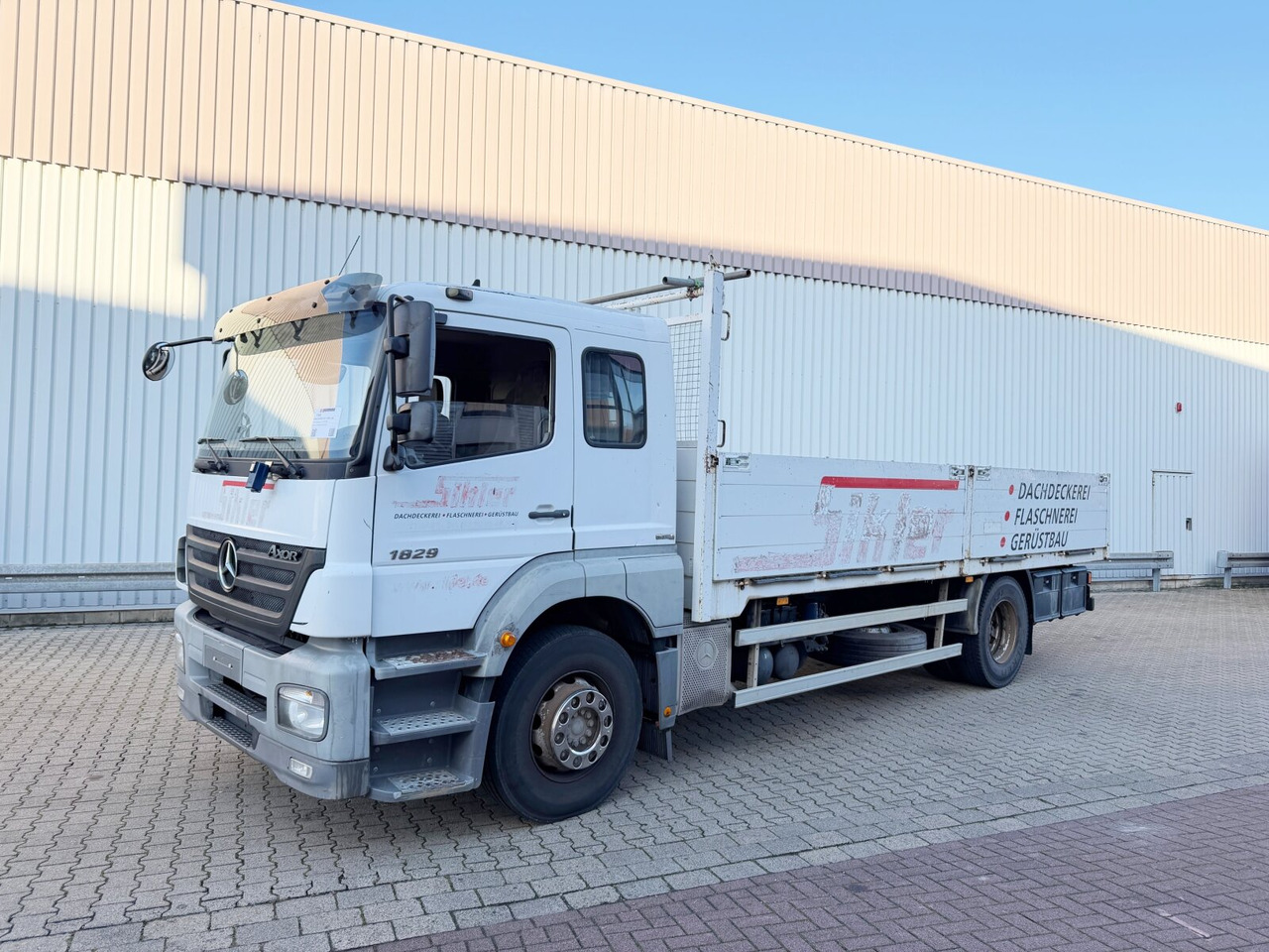Mercedes-Benz Axor 1829 L 4x2 Axor 1829 L 4x2, 6-Sitzer - Bortu kravas automašīna/ Platforma: foto 1 Mercedes-Benz Axor 1829 L 4x2 Axor 1829 L 4x2, 6-Sitzer - Bortu kravas automašīna/ Platforma: foto 1